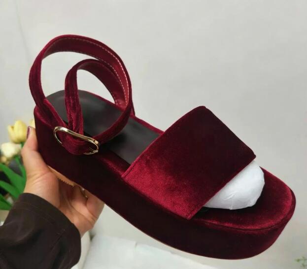 Wedge Heeled Sneaker - Sandálias de Salto Alto com Tira