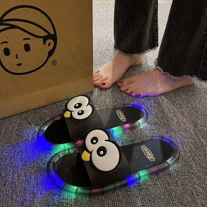 Mule Slip On - Chinelos luminosos com olhos grandes e