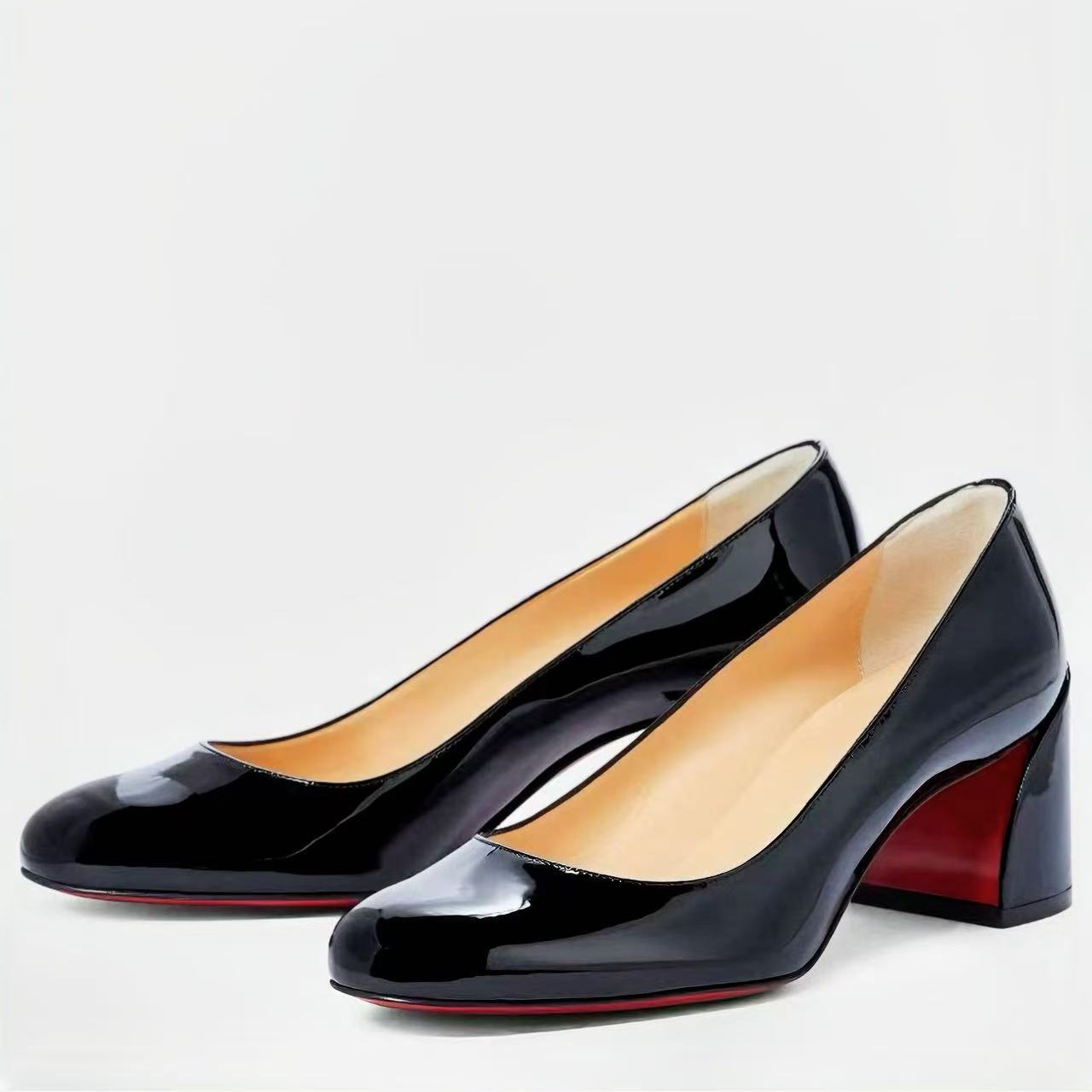 Patent Leather Pump - Sapatos de Salto Alto em Couro